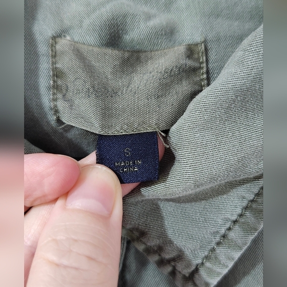 Universal Thread Womens Button Front Top Size S Military Green Pockets Roll Tab - Picture 3 of 10